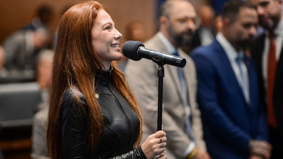 Sarah Poncio fala ao microfone no plenário da Alerj